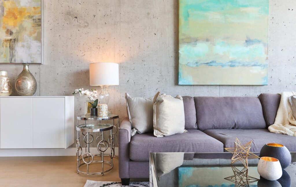 Sala con pared tapizada y decoración minimalista