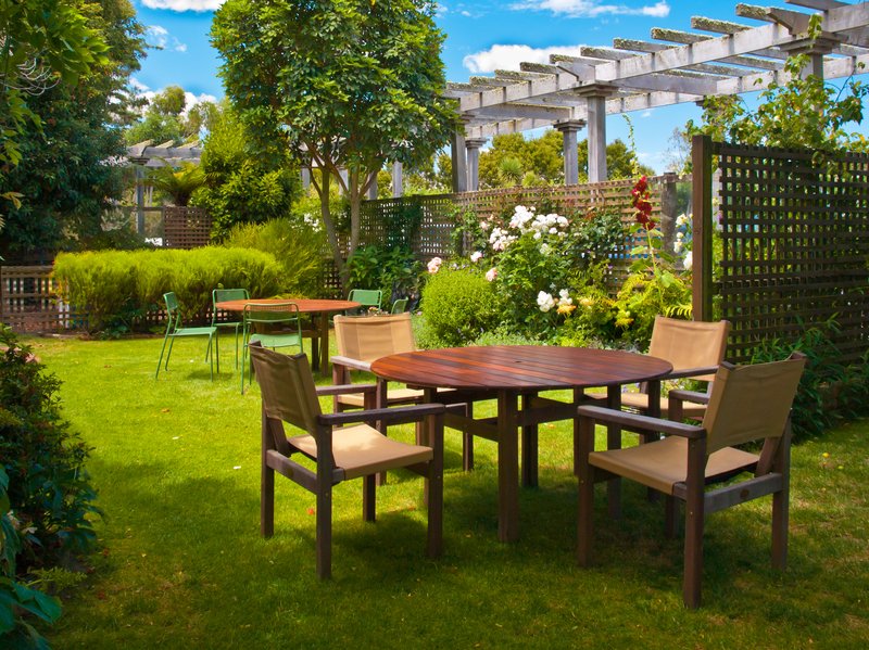 Jardin con mesa desayunadora