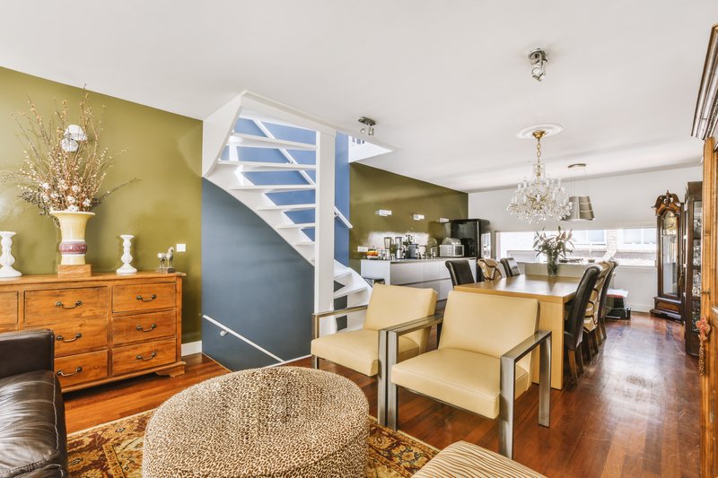 Sala de estar acogedora con escalera de fondo