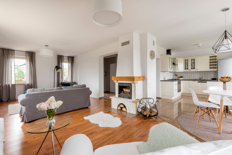 sala espaciosa e iluminada